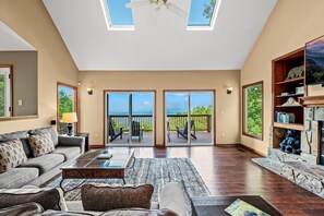 Smart TV, fireplace, foosball - Mtn View • Hot Tub • Spa Room w/Sauna • 2 King Suites • Wanderlust (Gatlinburg)