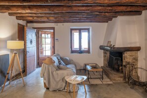 Smart-tv, een open haard, een dvd-speler en tafelvoetbal