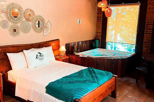 Een slaapkamer met een houten bed, een groot raam met uitzicht op bomen, een jacuzzi en decoratieve wandkunst.