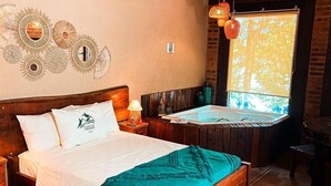 Une chambre à coucher avec un cadre en bois, un lit, une fenêtre et un jacuzzi.