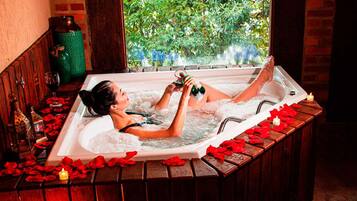 Quarto lua de mel, 1 cama de casal | Wi-Fi de cortesia, roupa de cama