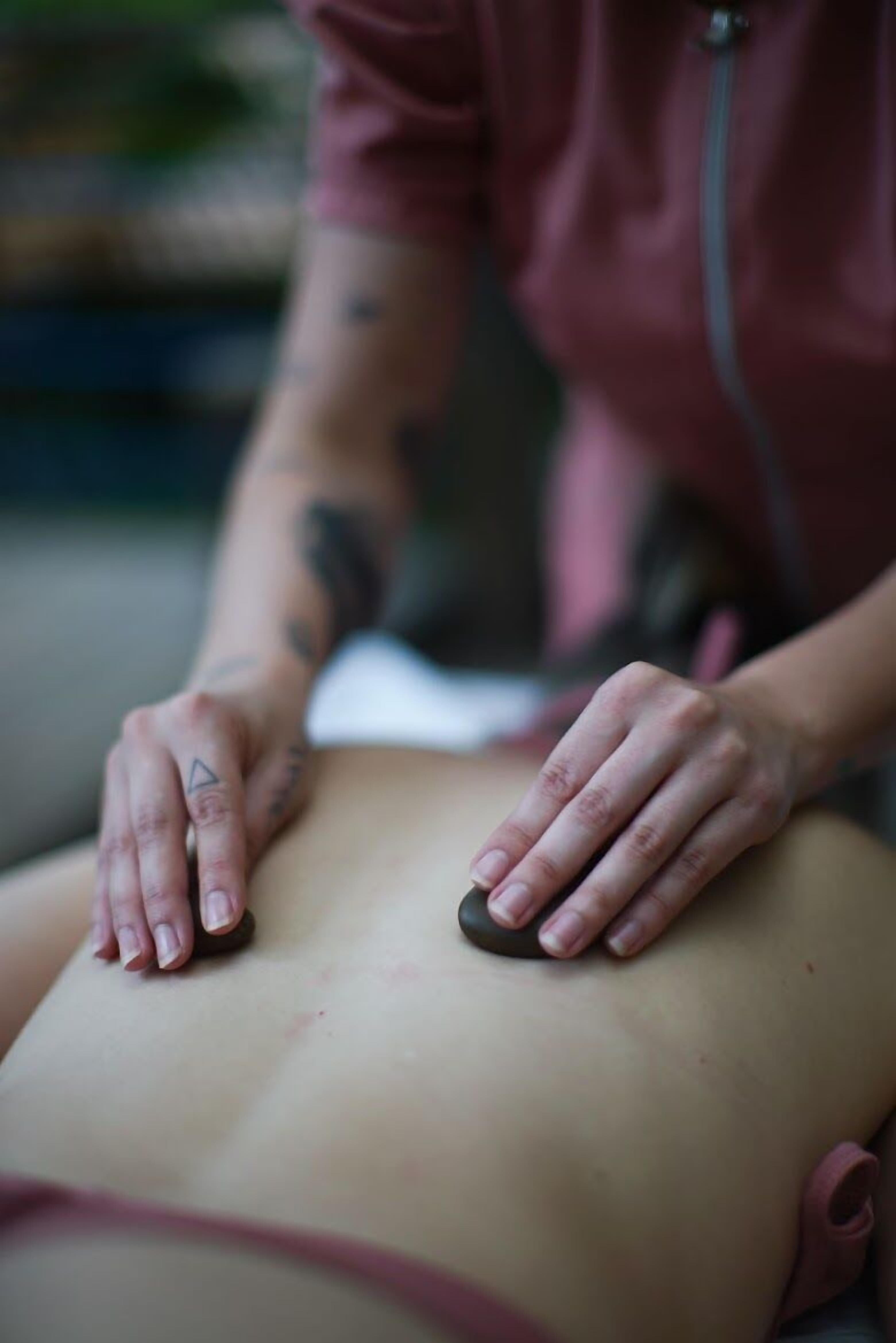 Uma pessoa fazendo massagem em outra.