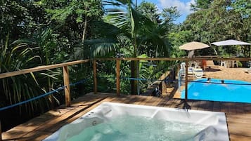 Jetted bathtub