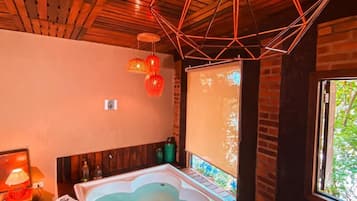 Quarto lua de mel, 1 cama de casal | Wi-Fi de cortesia, roupa de cama