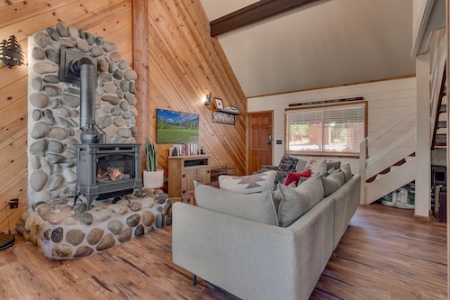 Mountain Treasure: 2  BR, 2  BA Cabin / Bungalow in Tahoma, Sleeps 6