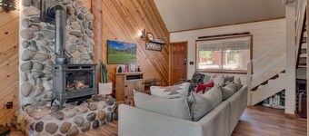 Mountain Treasure: 2  BR, 2  BA Cabin / Bungalow in Tahoma, Sleeps 6