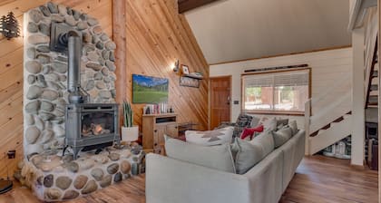 Mountain Treasure: 2 BR, 2 BA Cabin / Bungalow in Tahoma, Sleeps 6