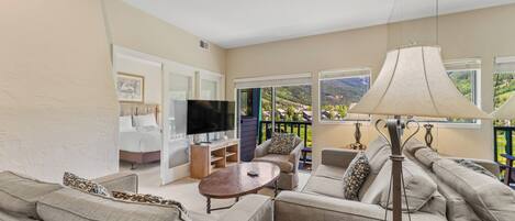 Smart TV, fireplace