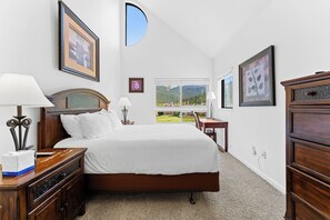 2 bedrooms, free WiFi, bed sheets - Great Location in Copper's East Village w/ Balcony for Golf Course/Slope View (Frisco)