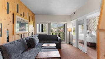 Smart TV, fireplace