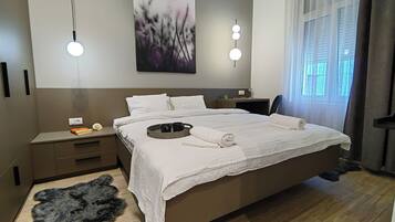 1 bedroom, desk, iron/ironing board, WiFi