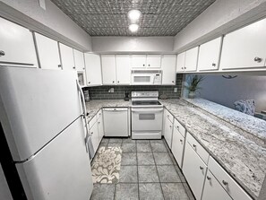 Geladeira, micro-ondas, fogão, lava-louças