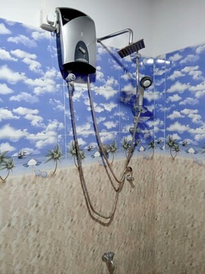 Shower, towels, soap, toilet paper - Lions Gate Homestay (Sigiriya)