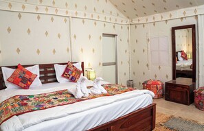 Quarto casal superluxo | Escrivaninha