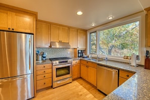 Refrigerador, microondas, horno y parrilla de estufa