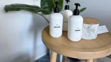 Een haardroger, handdoeken