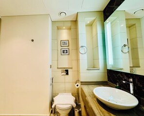 Bathroom - Venduras Luxe 1BR at Paramount (Dubai)