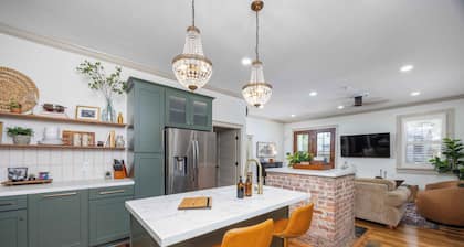 Promenade on Poplar- Brand New, Beautifully Decorated Cozy 2 Bedroom w/ King Bed