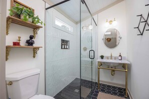 Douche, sèche-cheveux, serviettes fournies, savon