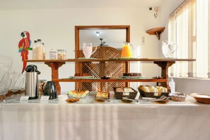 Free daily buffet breakfast - VELINN Pousada Ubatuba Tropical (Ubatuba)