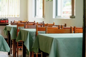 Free daily buffet breakfast  - VELINN Pousada Ubatuba Tropical (Ubatuba)