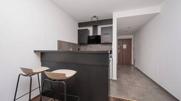 Estudio City, cocina básica | Cocina básica privada | Frigorífico, placa de cocina, hervidor eléctrico y utensilios de cocina