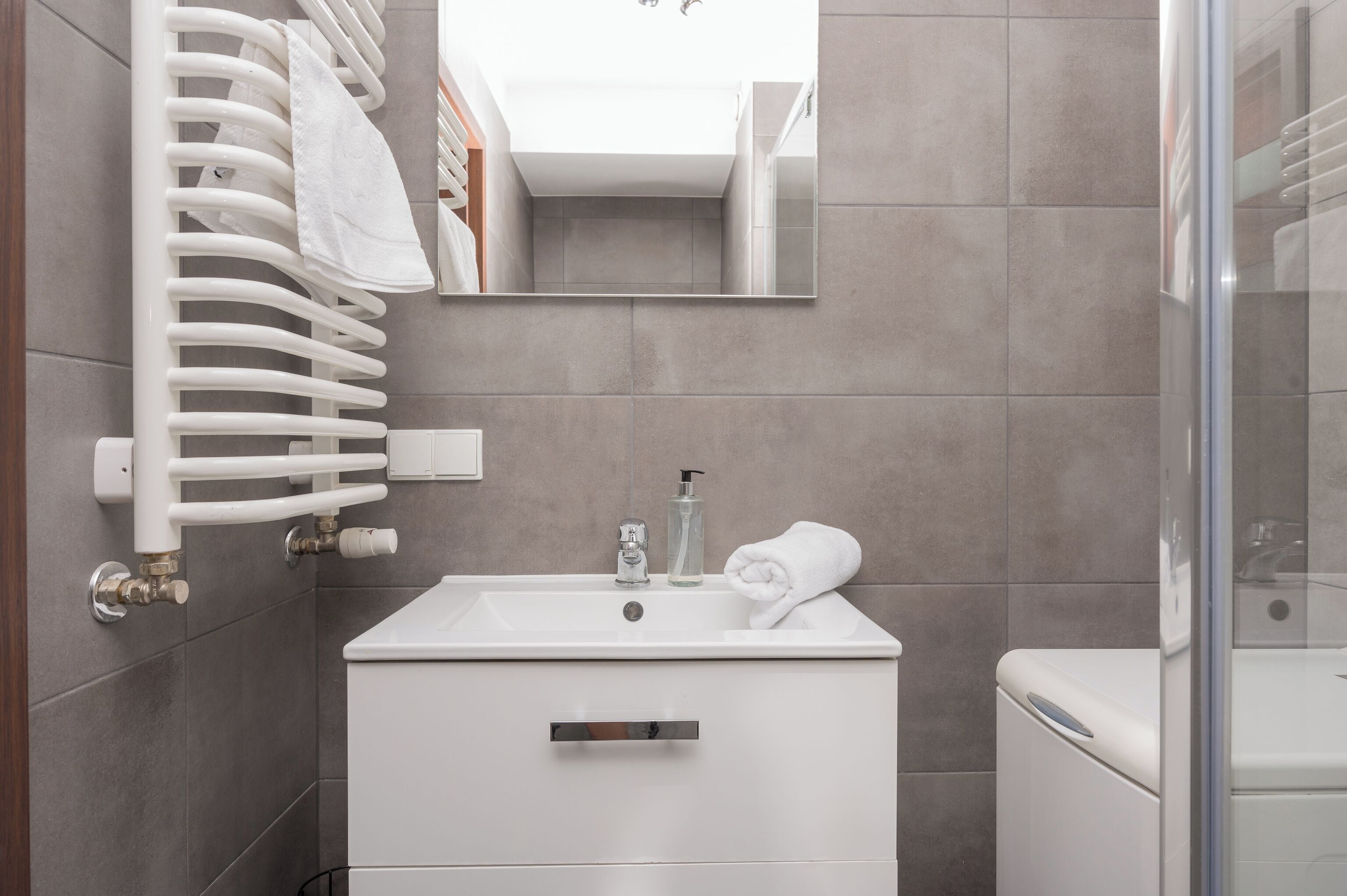 Studio – city, tekjøkken | Bad | Hårføner, håndklær, såpe og sjampo