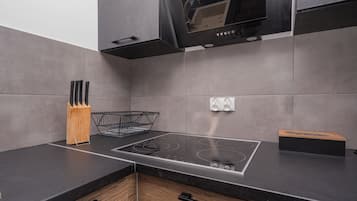 Estudio City, cocina básica | Cocina básica privada | Frigorífico, placa de cocina, hervidor eléctrico y utensilios de cocina