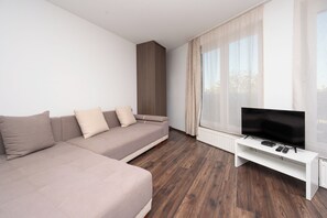 City Studio, Kitchenette | Iron/ironing board, free WiFi - RentPlanet - Apartament Mireckiego (Kraków)