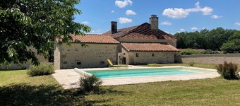 Détente en Dordogne . Maison de charme rénovée avec piscine 