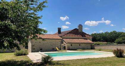 Détente en Dordogne . Maison de Charme Rénovée Avec Piscine