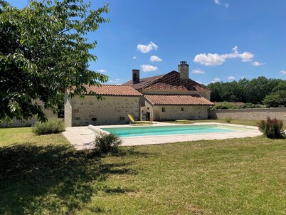 Détente en Dordogne . Maison de Charme Rénovée Avec Piscine