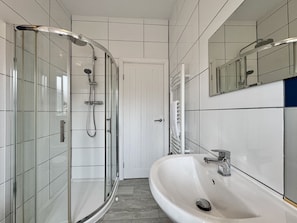 Towels, soap, shampoo, toilet paper - Radford House (Nottingham)