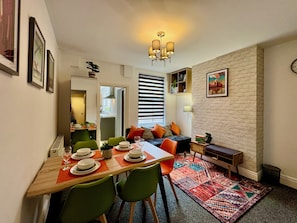 Family Townhome, 5 Bedrooms, Corner | In-room dining - Radford House (Nottingham)