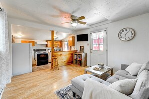 Cottage (2 Bedrooms) | Interior - Grants Pass Cottage ~ 8 Mi to Rogue River! (Grants Pass)