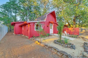 Cottage (2 Bedrooms) | Interior - Grants Pass Cottage ~ 8 Mi to Rogue River! (Grants Pass)