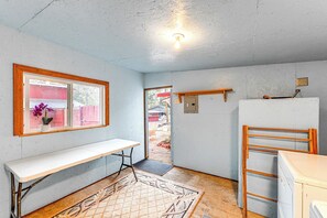 Cottage (2 Bedrooms) | Interior - Grants Pass Cottage ~ 8 Mi to Rogue River! (Grants Pass)