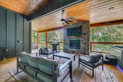 Deluxe Riverfront Cabin in Broken Bow w/ Hot Tub!