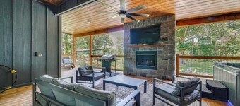 Deluxe Riverfront Cabin in Broken Bow w/ Hot Tub!