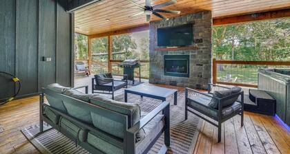 Deluxe Riverfront Cabin in Broken Bow w/ Hot Tub!