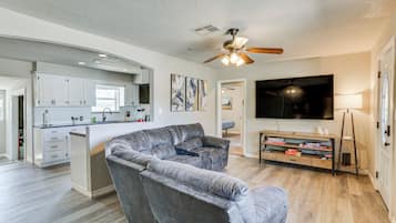 House (4 Bedrooms) | Living area