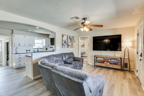 House (4 Bedrooms) | Living area