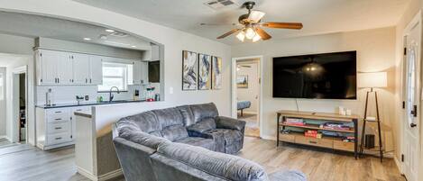 House (4 Bedrooms) | Living area