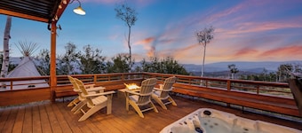 Luxury Modern Retreat: 40 Acres and Mountain Views