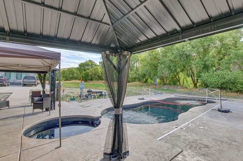 Spacious 'sugar Creek Lodge' on Scenic Cub River!