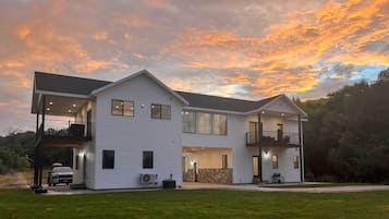 House (6 Bedrooms) | Interior