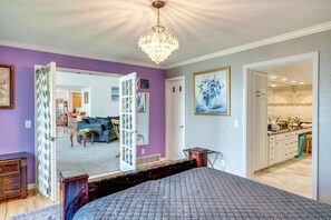 Room - Waterfront Lake Como Home w/ Private Pier! (Lake Geneva)