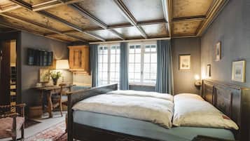 6 bedrooms, desk, iron/ironing board, travel crib