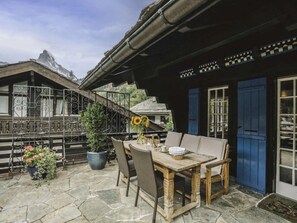 Outdoor dining - Zermatt Swiss Luxury, the ideal place to enjoy Alpine retreat (Zermatt)