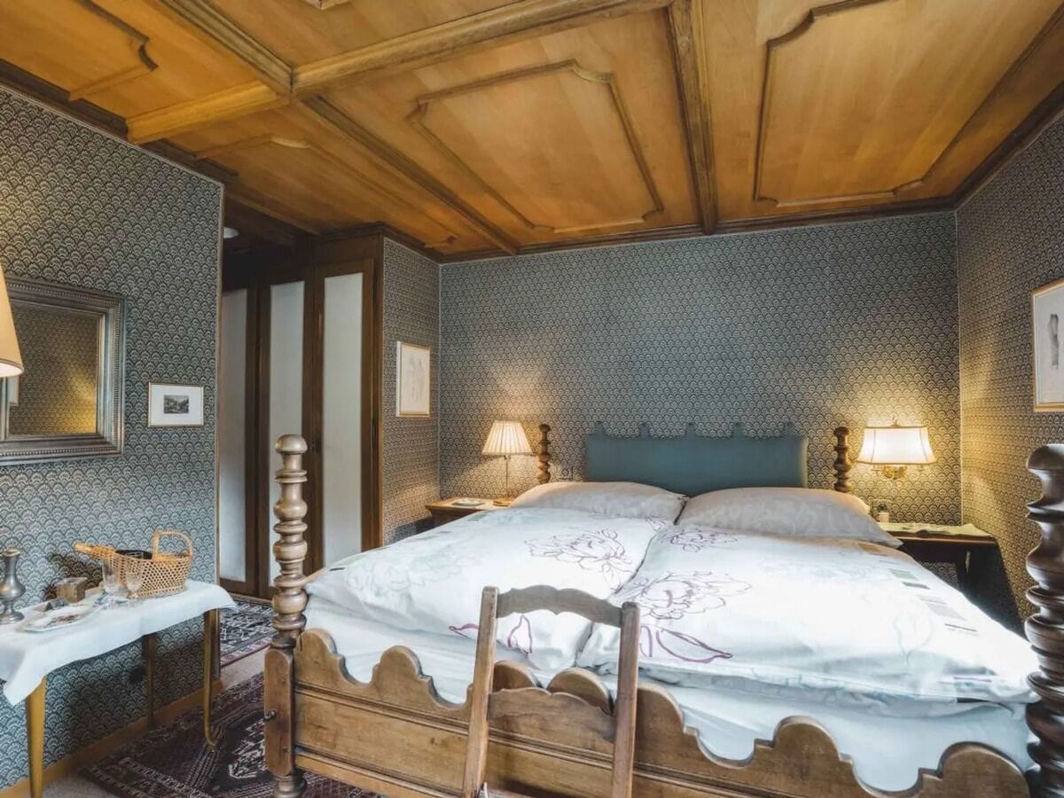 6 bedrooms, desk, iron/ironing board, travel crib